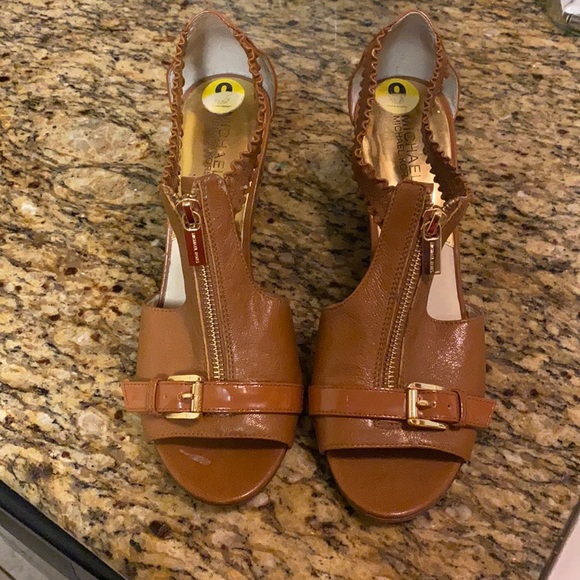 Micheal kors sandals with a wedge heels 8/12 tan color - Picture 1 of 1